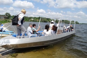 Речная прогулка по Днепру к затопленной церкви